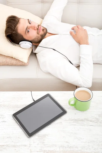 Young man listening to music — Stock Photo, Image